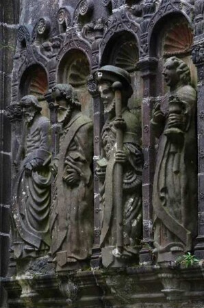 Frankreich. Bretagne. Finistere. Daoulas. Enclos paroissial. Umfriedeter Pfarrhof. Abtei. Steinfiguren der Vorhalle. 16 Jahrhundert