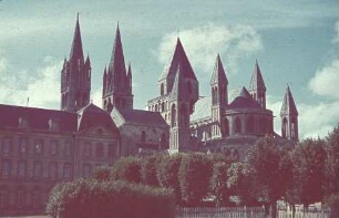 Die Klosterkirche Saint-Étienne in Caen von Südosten (Aufnahme im Rahmen der Fotokampagne im besetzten Frankreich)