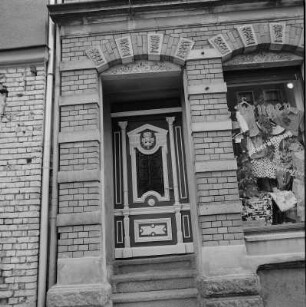 Treuen, Kreis Auerbach. Karl-Liebknecht-Straße 8. Wohnhaus mit Laden, (erb. um 1900). Haustür