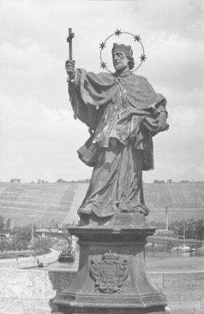 Würzburg: Heiliger Nepomuk mit Kreuz