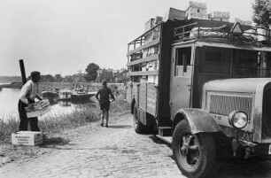 Nach der Erdbeerernte. LKW fährt Erdbeeren von Vierlande zum Hamburger Markt; 1936