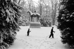 Berlin: Verschneiter Tiergarten; Reiterdenkmal; Vordergrund zwei Junges mit Skier