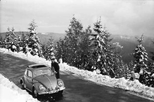 Hornisgrinde: Schwarzwaldhochstraße im Schnee; Auto