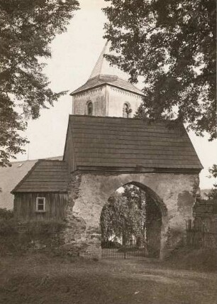 Sachsenburg (Frankenberg/Sachsen). Torhaus des Friedhofes gegen die Kirche