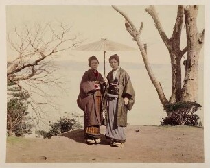 Zwei japanische Frauen mit Schirm vor einem See