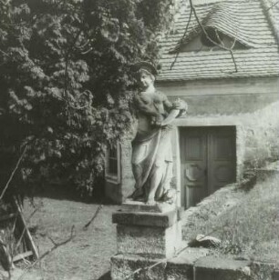 Hirtenknabe : Hirtenknabe. Sandstein (um 1853). Dresden-Loschwitz, Schillerstraße 4, Garten der Villa Orlando