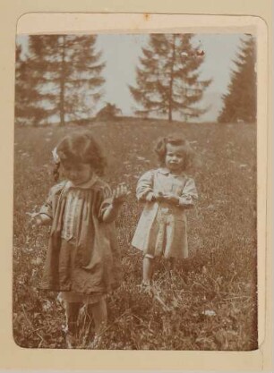 Christiane von Hofmannsthal und ein Mädchen auf einer Wiese in Aussee