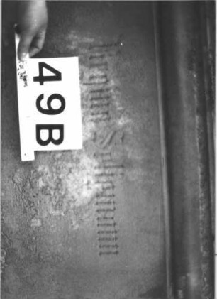 Grabstein 49 (Index: 99898779) Material: Sandstein Zustand: fast vollständig verwittert Maße HxBxT: 209x60x30 cm Beschreibung: aufgesockelte Stele, überkragender Giebelaufsatz mit Eckakroterien, unterer Sockel felsartig gearbeitet Besonderheit: vermutete Identifizierung nach Gräberverzeichnis: Grabstein 49B