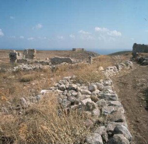 Kreta, Aptera. Suda-Festung. Über der Souda-Bucht. Römische Bauten auf dem Stadtplateau. Hinten türkische Suda-Festung von 1816