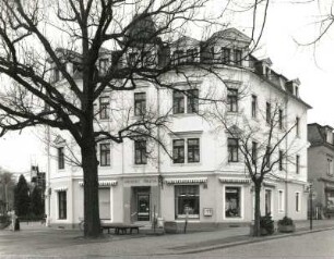 Radebeul, Hauptstraße 20. Wohnhaus mit Läden (um 1890). Eckansicht mit Fassade Eduard-Bilz-Straße