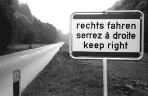 Höllental: Unfallverhütungs-Schilder; "rechts fahren - serrez à droite - keep right"