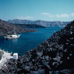 Thera = Santorini. Auf der Nea Kaimeni. Auswurfslaven von 1925 rahmen die Ostbucht. K1