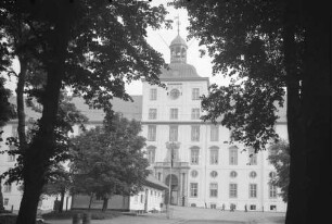 Schleswig: Schloss [Gottorf] von vorne, Bäume Vordergrund