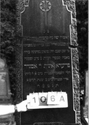 Grabstein 106 (Index: 99796749) Material: Granit Zustand: quer gebrochen/repariert Maße HxBxT: 236x59x25 cm Beschreibung: Obelisk, getreppter Sockel Symbolik: Sternchen: Grabstein 106A