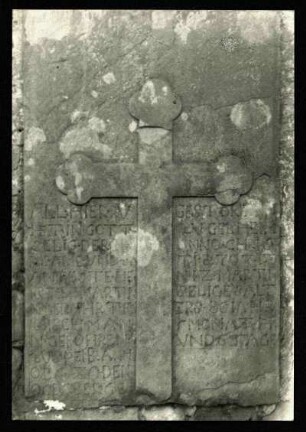 alter Friedhof. Grabstein eines 86 Jahre alten Mannes, gest. 1707. Zink