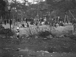Kyoto. Blütenfest (wahrscheinlich im Februar zur Pflaumenblüte auf dem Gelände des Kitano Tenmangū Schreins im Norden der Stadt)