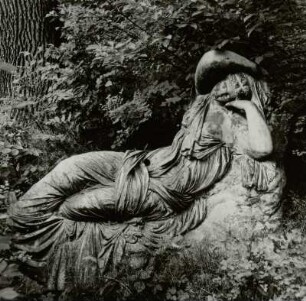 Ruhende in antikem Gewand. Reuthen : Ruhende in antikem Gewand. 1851/1900. Terrakotta. Felixsee-Reuthen, Schlosspark