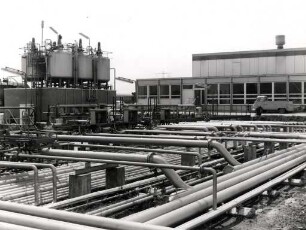 OMW - Oberrheinische Mineralölwerke. Erinnerungsalbum für OB Günther Klotz über die Errichtung und bauliche Entwicklung der Ölraffinerie - Raffineriegelände