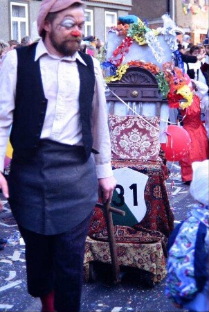 Clown mit Handwagen