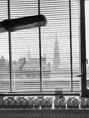 Hamburg. Bei einem Kaffeeprüfer am Hamburger Freihafen wird die Qualität des Kaffees geprüft. Der zu prüfende Kaffee steht in Töpfen auf dem Fensterbrett bereit. Aufgenommen 1962
