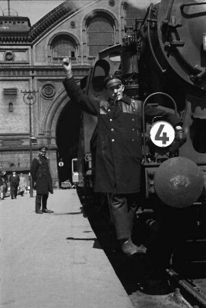 Berlin: Anhalter Bahnhof; Deutsche Reichsbahn; Rangierer auf Lok