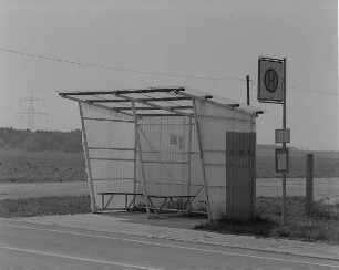 Glauchau, Bushaltestelle mit Wartehäuschen an der Bundesstraße 107