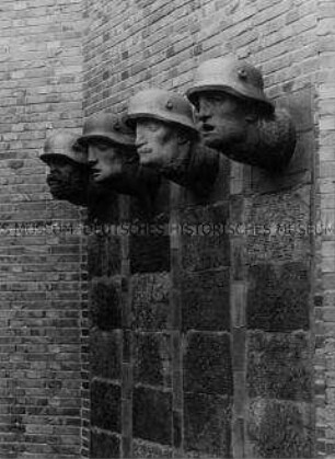 Köpfe sterbender Krieger im "offenen Gedächtnisraum", Vierer-Gruppe an der rechten Wand (Ansicht 45°) - Kriegerdenkmal in Bad Freienwalde/Oder