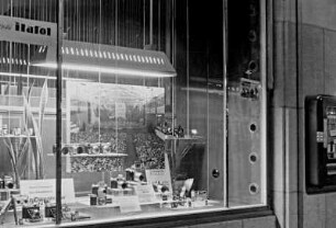 Dresden, Altmarkt, Schaufenster des Fotogeschäftes Ilafot