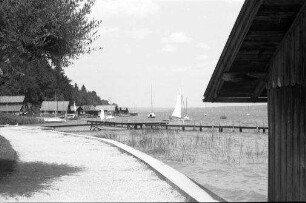 Feldafing: Ufer mit Bootshäusern