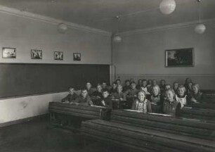 Nassau/Erzgebirge, Schule, Inneres, Klassenzimmer (Märchenzimmer) mit Schulkindern