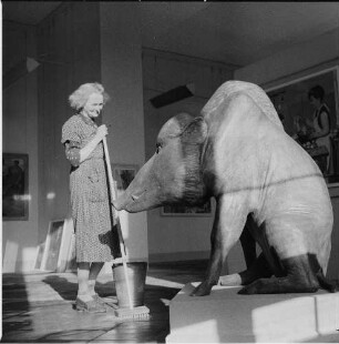 Letzte Arbeiten der Putzfrauen. : Besucher der IV. Deutschen Kunstausstellung Dresden im Albertinum. Raumaufnahme mit "Wildeber" (Aluminium) von Waldemar Grzimek