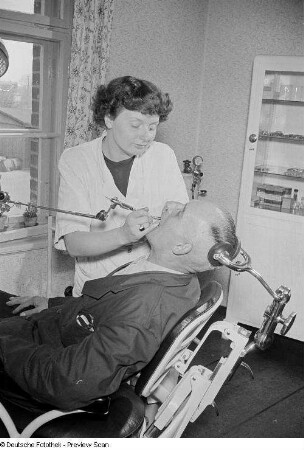 Zahnärztin mit Patient während der Behandlung