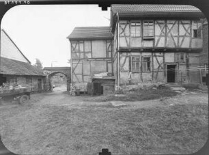 Bleicherode, Hauptstraße 131. Ehem. Kanzlei (um 1721). Hofansicht mit Toranlage