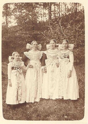 Brautjungfern aus der Oberlausitz : Kleidung - katholische Tracht. Ort: Hornja Łužica / Oberlausitz. Katholische Brautjungfern (družki)