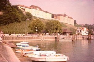 Meersburg: Neues Schloss vom Hafen, Hintergrund Boote