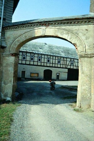 Hof wie vorige Bilder, Toreinfahrt