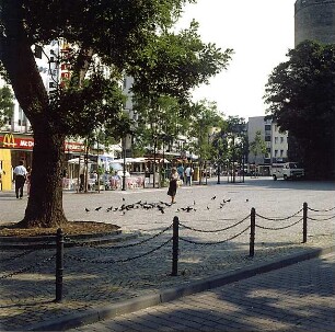 Hansjakob, Gottfried; Köln; Westliche Ringstraße - Rudolfplatz, Pflasterung und Baumgruben (Richtung Osten)
