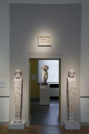 Eingang zu Raum 6 der Dauerausstellung der Antikensammlung im Alten Museum (Obergeschoss): Garten der Lüste - Liebeskunst der Antike
