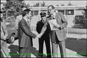 Schlüsselübergabe für ein neues Feuerwehrfahrzeug der Firma Carl Metz an das Kernforschungszentrum Karlsruhe (KfK)