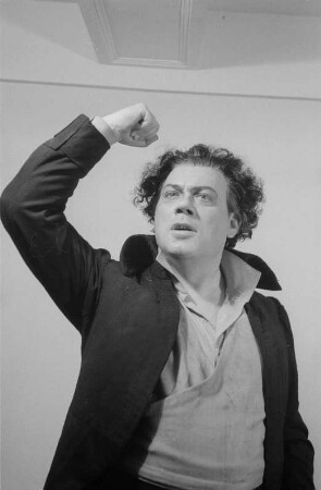 Szenenbilder aus der Oper "Dantons Tod" von Gottfried von Einem an der Deutschen Staatsoper Berlin: mit Hans Reinmar in der Titelrolle und Erich Witte als Robespierre, Elisabeth Grümmer u. a. : Soloaufnahme von Hans Reinmar als Danton
