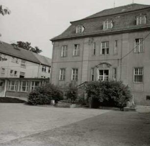 Kobershain. Kinderheim "Neues Leben", Teilansicht der Eingangsseite mit Anbauten (nach 1945)