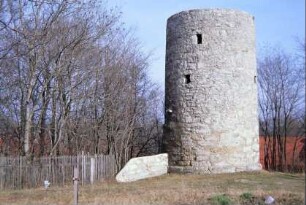 runder Turmstumpf der ehemaligen Stadtbefestigung am Rande einer Obstwiese