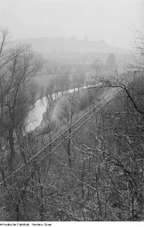Landschaft mit Fluss und Bahnschienen, vermutlich in Thüringen