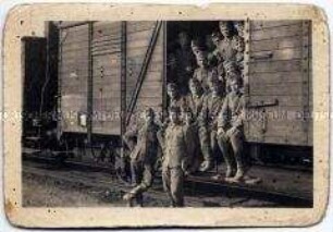 Kleinformatiges Foto einer Soldatengruppe beim Eisenbahntransport - Personenkonvolut