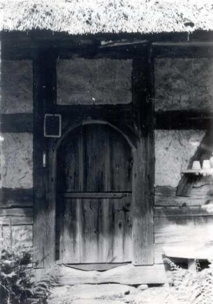 Tür an einem Fachwerkhaus in Kolkwitz : Bauwesen - Wohnung, Exterieur. Ort: Gołkojce / Kolkwitz. Fachwerkhaus, teilweise gebohlt. Hölzerne zweiteilige Tür, Schulstraße Nr. 15.