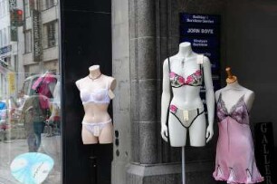 An der Stroeget in Kopenhagen : Schaufenster eines exklusiven Dessousladens. Aufgenommen in Kopenhagen im Mai 2008