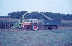 Fotografie: Erntetechnik, Feldhäcksler selbstfahrend, Maisgebiss, Parallelverfahren, Einachsanhänger