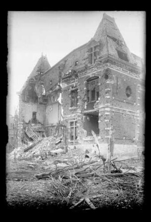 Frankreich (?), Zerschossene Gebäude