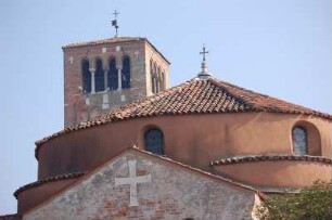 Torcello in der Lagune von Venedig : Vorne die im 11. Jh. erbauten Kirche San Fosca im griechisch-byzantinischen Stil, dahinter Glockenturm der Kirche Santa Maria Assunta, auf der kleinen Insel Torcello in der Lagune von Venedig. Aufgenommen im März 2007