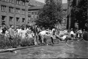 Freiburg: Teich vor der Mensa; Gautschen; Taufe der Druckereigesellen; Buchdruckereimeister